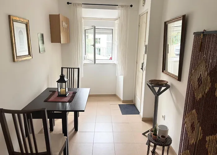 Charming Flat Near Sta Apolonia Station *