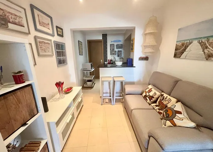 Charming Flat Near Sta Apolonia Station *