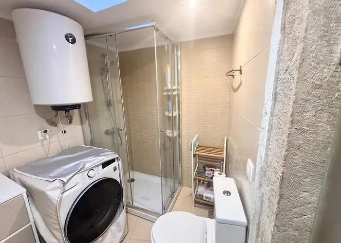 Charming Flat Near Sta Apolonia Station דירה *